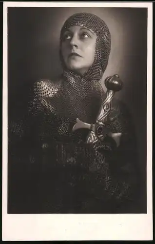 Fotografie Franz Xaver Setzer, Wien, Portrait Schauspielerin Annemarie Steinsieck als Johanna von Orleans
