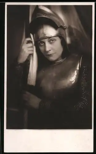 Fotografie Franz Xaver Setzer, Wien, Portrait Schauspielerin Annemarie Steinsieck als Johanna von Orleans