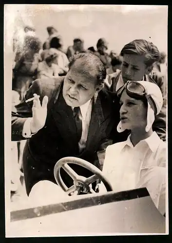 Fotografie Gerhard Lubitzki, Berlin, Ansicht Berlin-Pankow, Ostseeplatz, Rennfahrer Rosenhammer beim Seifenkistenrennen