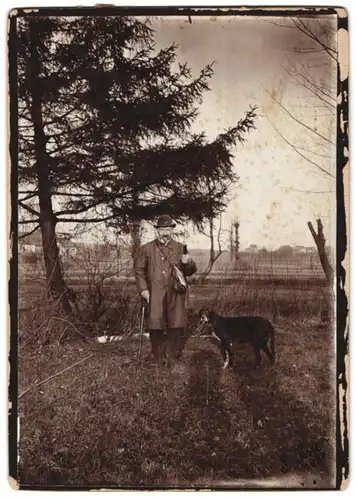 Fotografie Jagd / Hatz, Jäger mit Gewehr & Jagdhund auf der Pirsch 1898