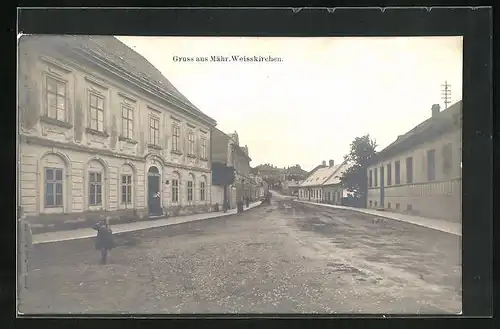 AK Mähr.-Weisskirchen, Strassenpartie mit Gebäudeansicht