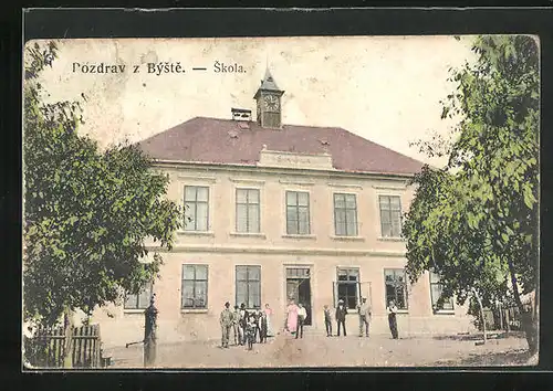 AK Bysti, Skola, Schüler und Lehrer vor der Schule