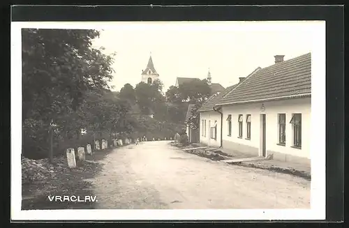 Foto-AK Vraclav, Strassenpartie mit Blick zur Kirche