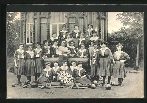 AK Policka, Gruppenfoto von Turnerinnen mit Sportgeräten