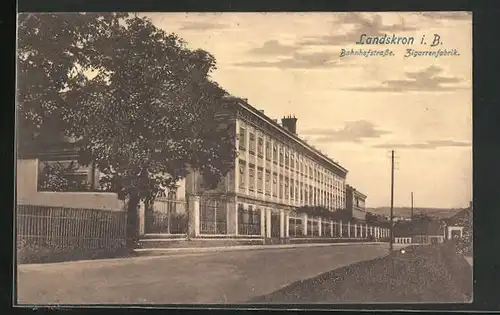 AK Landskron i. B., Bahnhofstrasse mit Zigarrenfabrik