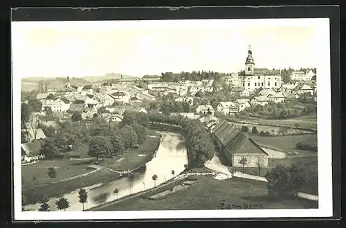 AK Zamberk, Ortsansicht mit Fluss und Kirche