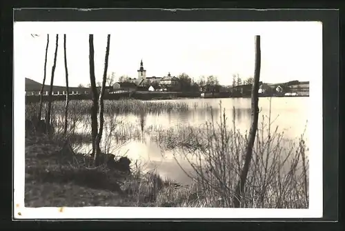 AK Cermná u Kysperka, Blick über den See zur Kirche