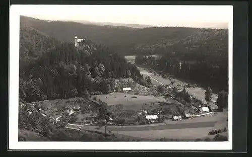 AK Litice nad Orlici, Blick auf Dorf und bewaldete Hügellandschaft