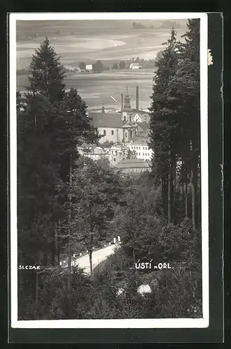 AK Usti n. Orl., Kirche vom Wald aus