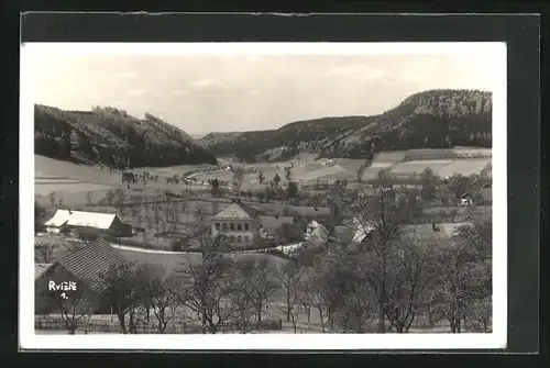 AK Rviste, Ortsansicht mit Berg- und Feldlandschaft