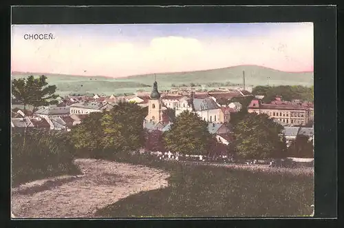 AK Chotzen / Chocen, Strassenpartie mit Blick auf Dächer des Ortes