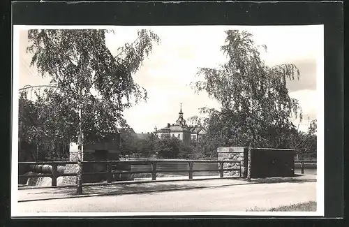 AK Chotzen / Chocen, Flusspartie mit Blick auf Kirche von Brücke aus