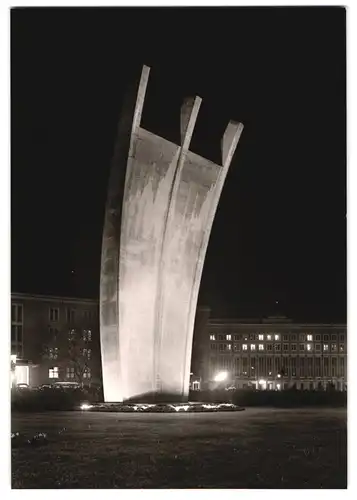 Fotografie unbekannter Fotograf, Ansicht Berlin-Tempelhof, Luftbrücken-Denkmal am Flughafen Tempelhof