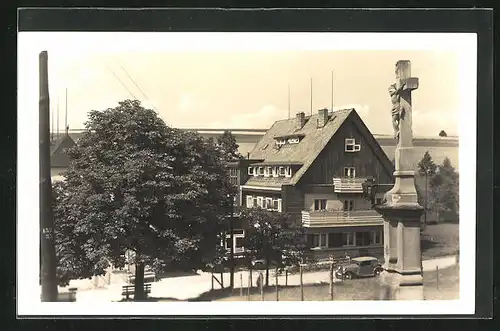 AK Tschihak, Gasthaus und Wegkreuz