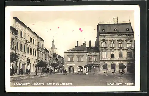 AK Landskron i. B., Stadtplatz und Blick in die Schulgasse