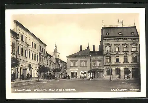 AK Landskron i. B., Stadtplatz und Blick in die Schulgasse