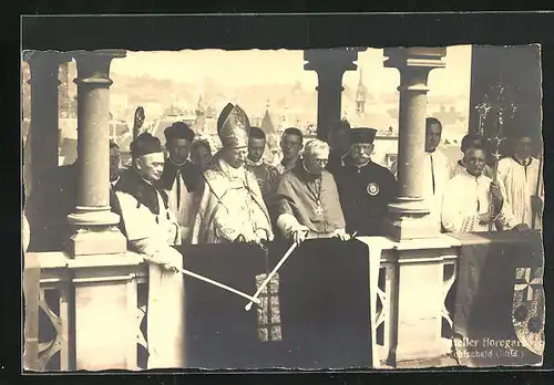 Foto-AK Bischof präsentiert Reliquie