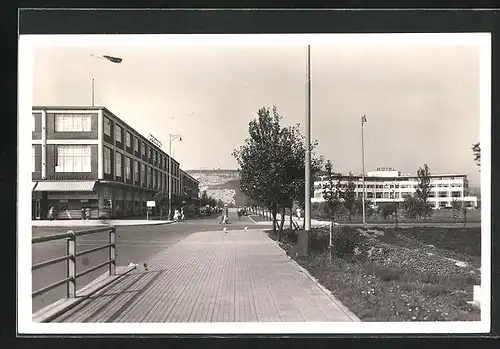 AK Otrokovice-Batov, Strassenpartie mit Hotel