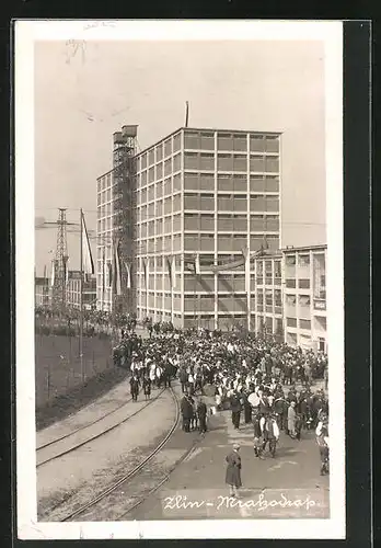 AK Zlin, Strassenpartie mit Hochhäusern, Festmarsch