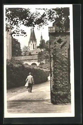 AK Kromeriz, Spaziergänger auf einer ruhigen Strasse, Blick zum Kirchturm