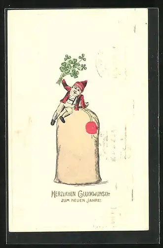 Präge-AK Zwerg sitzt mit einem Kleeblätter-Strauss auf einem Münzsack, Neujahrsgruss