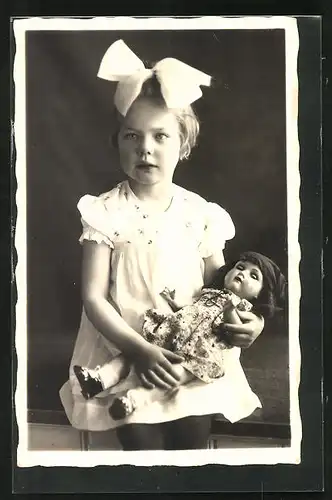 AK Puppe, kleines Mädchen mit ihrer kleinen Freundin auf dem Arm