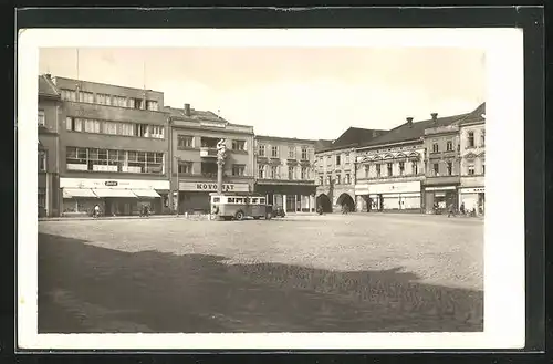 AK Hranice, Autobus an der Säule auf dem Hauptplatz