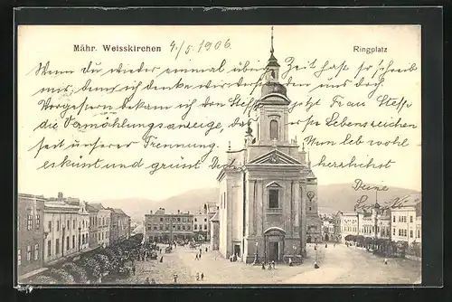 AK Mährisch Weisskirchen, die Kirche auf dem Ringplatz, Passanten vor den Geschäften