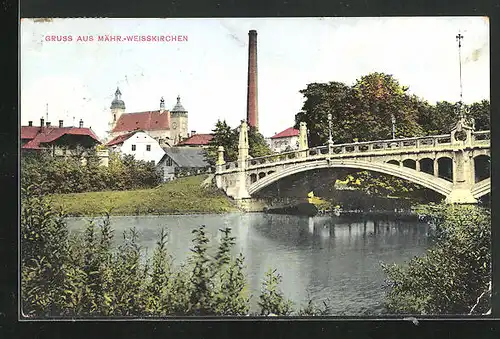 AK Mährisch Weisskirchen, am Flussufer, Partie neben der Brücke, Blick zum Schornstein