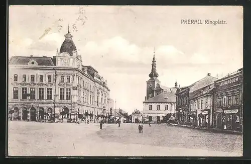 AK Prerau, Passanten am Rathaus auf dem Ringplatz