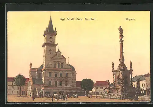 AK Mährisch Neustadt, Passanten auf dem Ringplatz mit der Kirche und der Säule