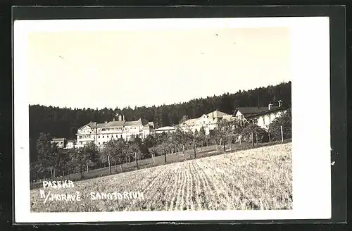 AK Passek in Mähren, Blick von den Feldern auf das Sanatorium