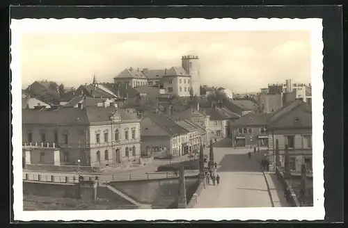 AK Prerau, Passanten auf der Brücke im Ort, Blick zum Schloss