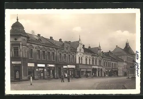 AK Kojetein, Passanten auf der Strasse vor den Häusern