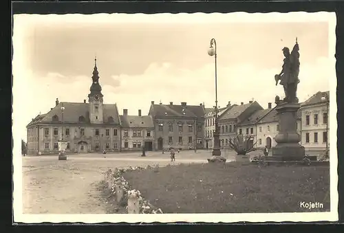 AK Kojetin, Denkmal mit Rathaus auf dem Hauptplatz