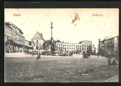 AK Olmütz, Passanten am Denkmal auf dem Niederring