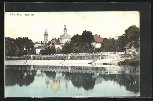 AK Hranice, Nabrezi, Partie am Ufer, Blick auf den Kirchturm