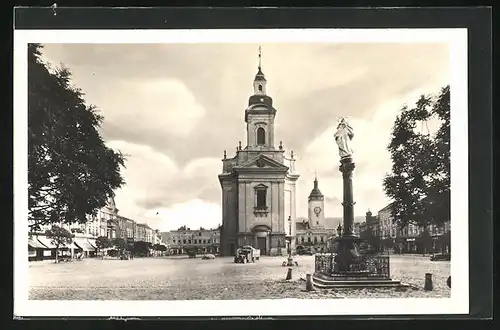 AK Hranice na Morave, am Denkmal vor der Kirche