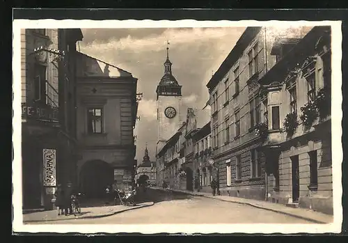 AK Mährisch-Weisskirchen, Passanten auf der Strasse zur Kirche hin