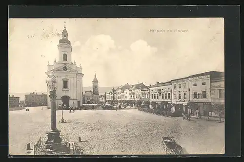 AK Hranice na Morave, am Denkmal, Blick zur Kirche