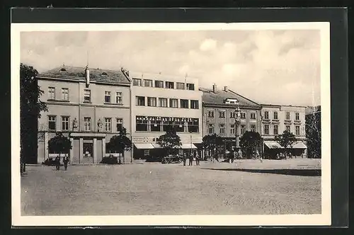 AK Mährisch Weisskirchen, Passanten auf dem Hauptplatz