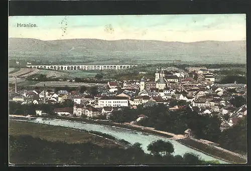 AK Hranice, Blick über den Fluss auf die gesamte Stadt und die Brücke dahinter