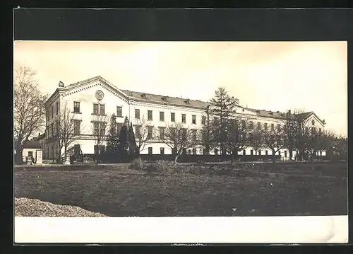 AK Hranice na Morave, Parkanlagen vor der Schule