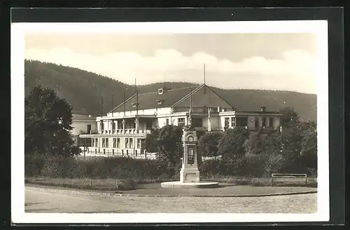 AK Hranice, Sokolovna, vor dem Ehrenmal