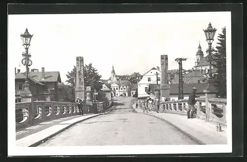 AK Hranice na Morave, Passanten auf der Brücke mit Blick zur Stadt