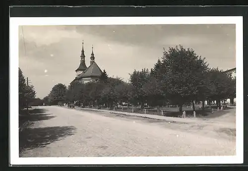 AK Drahotuse, Strassenpartie mit Kirche