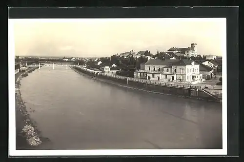 AK Prerov, Flusspartie mit Brücke und Gebäuden