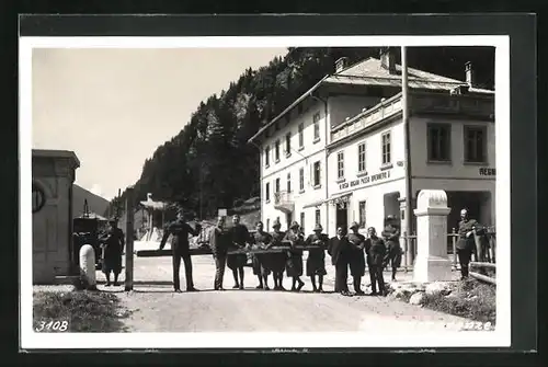 AK Grenzsoldaten am Schlagbaum an der Grenze auf dem Bennerpass