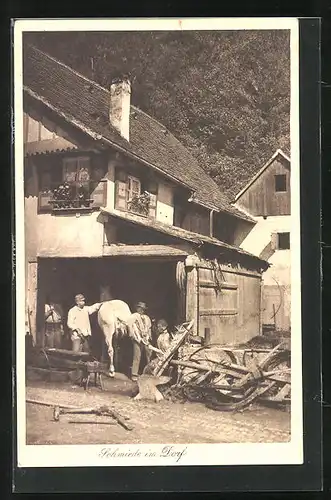 AK Schmiede im Dorf, Schmiede beschlagen ein Pferd