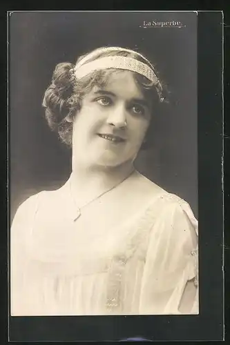 AK lächelnde Tänzerin im weissen Kleid